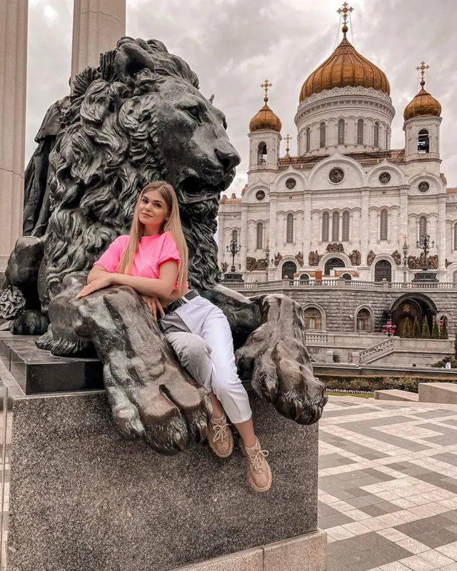 Москва: у льва Храма Христа Спасителя